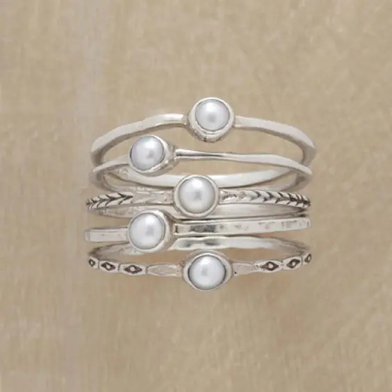 Anillo con incrustación de perlas