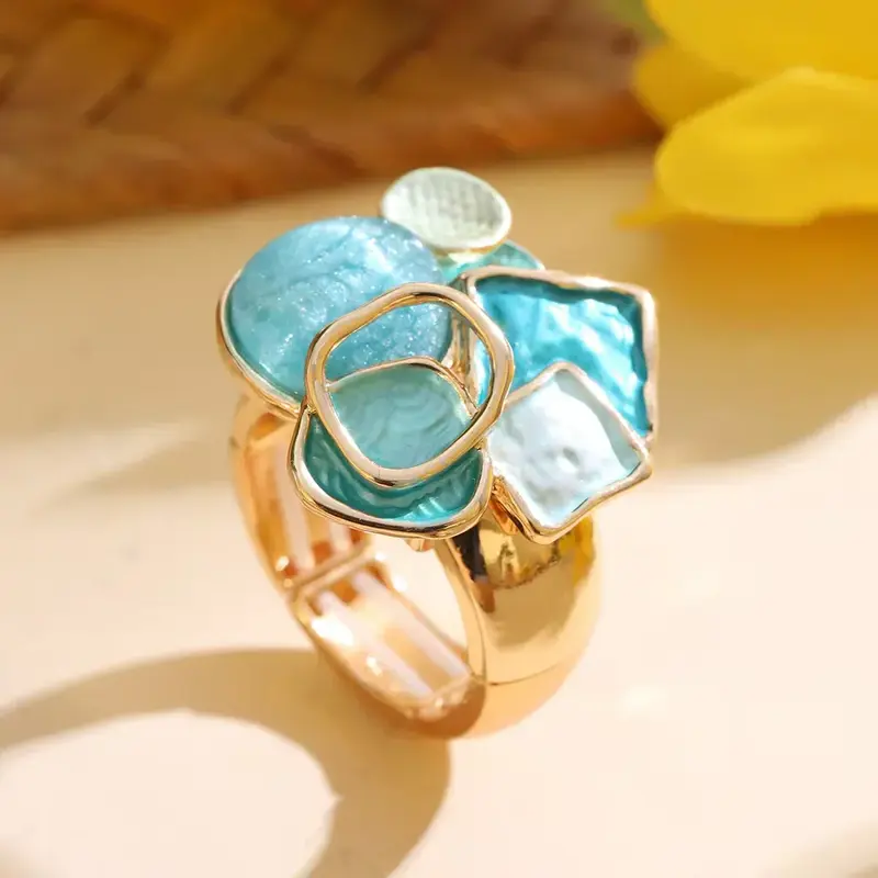 Anillo Multiforma con Piedras en Tonos Turquesa