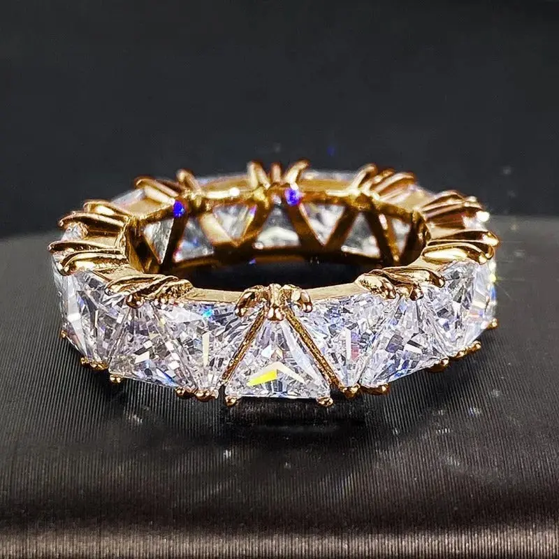 Anillo Triangular Vintage de Oro con Piedras