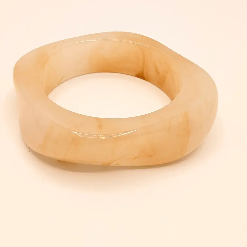 Beige asymmetrische bangle armband