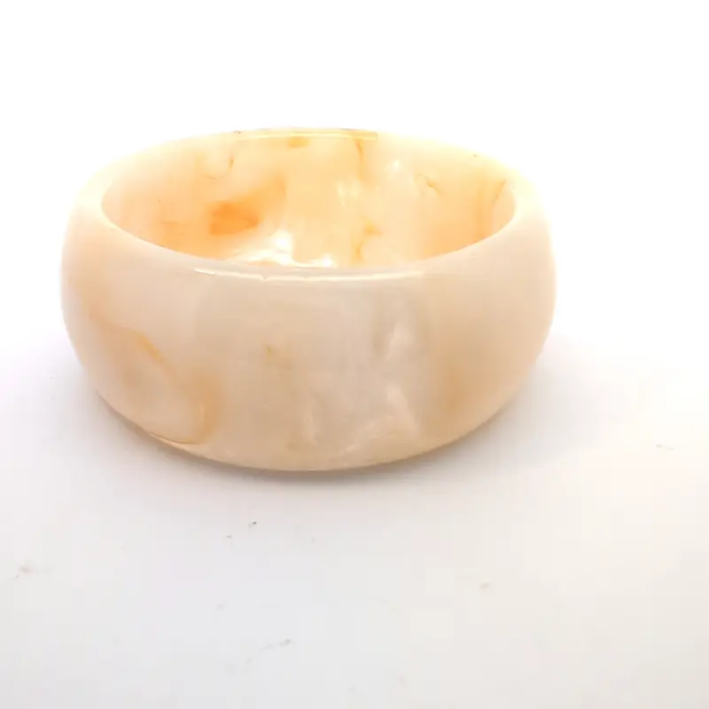 Brede melk witte gemarmerde bangle armband