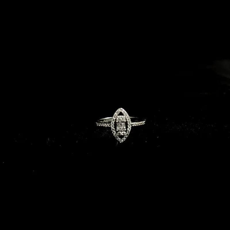 Emerald Radiance Ladies Ring - Silver 925