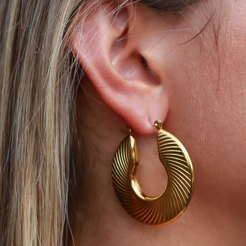 Gouden oorbellen flat lines
