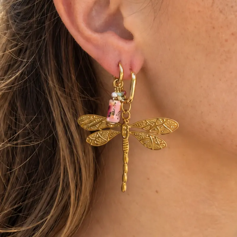 Gouden oorringen met statement libelle