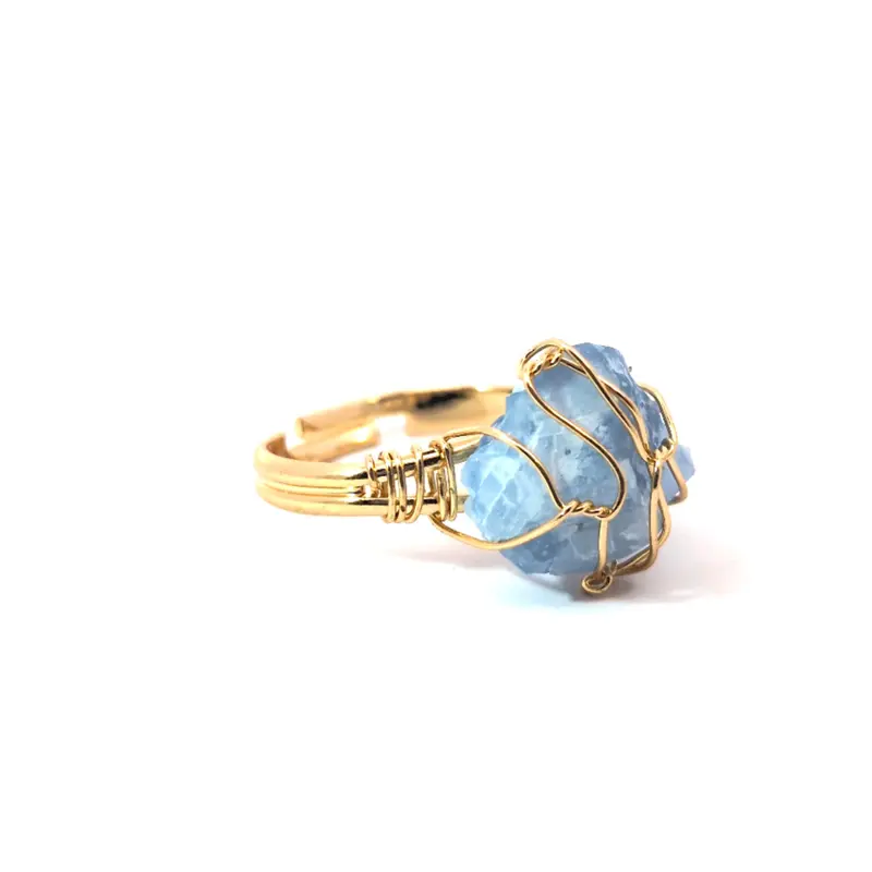 Gouden ring met celestien natuursteen