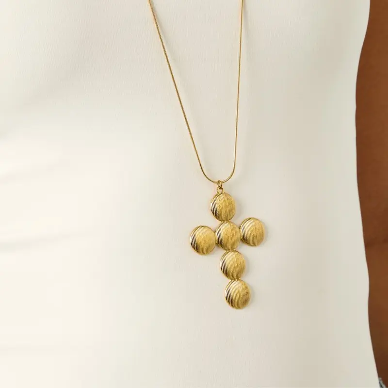Lange ketting met statement kruis