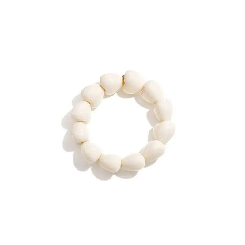 Offwhite chubby hartjes kralenarmband