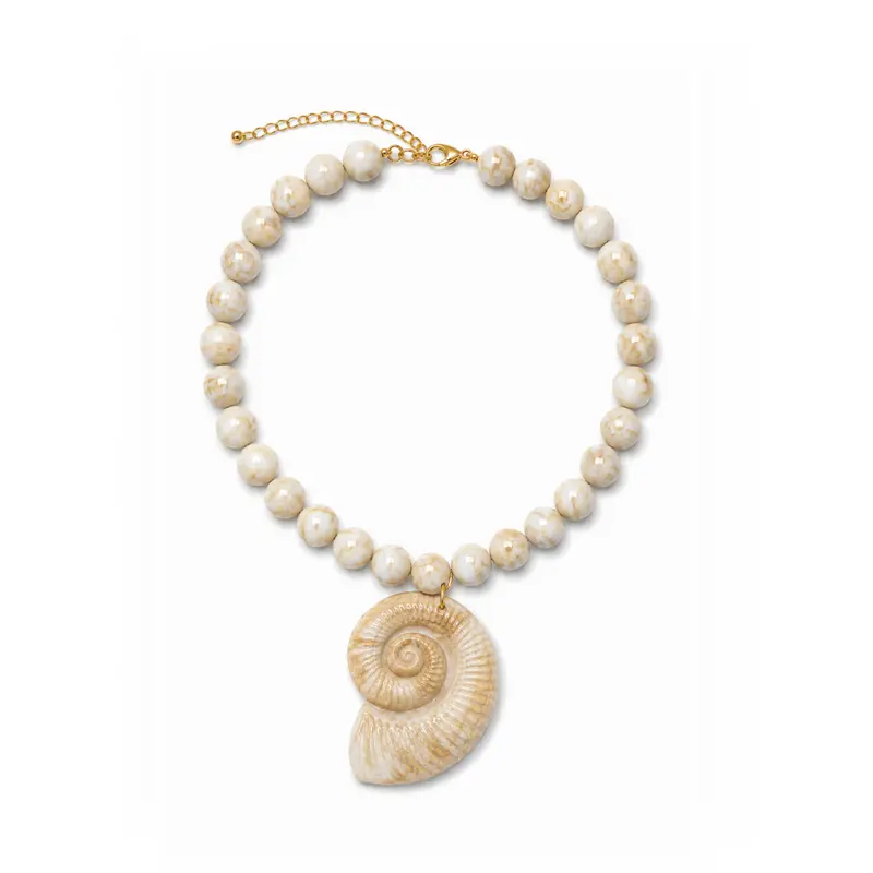 Offwhite kralenketting Iris met oversized schelp bedel