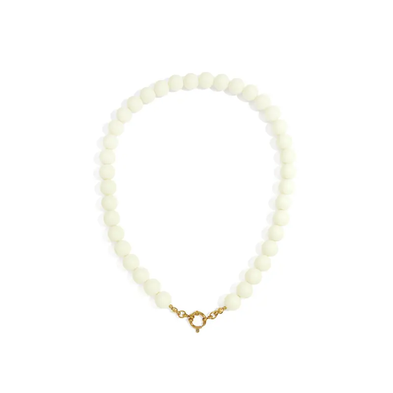 Offwhite kralenketting met boeislot Maud
