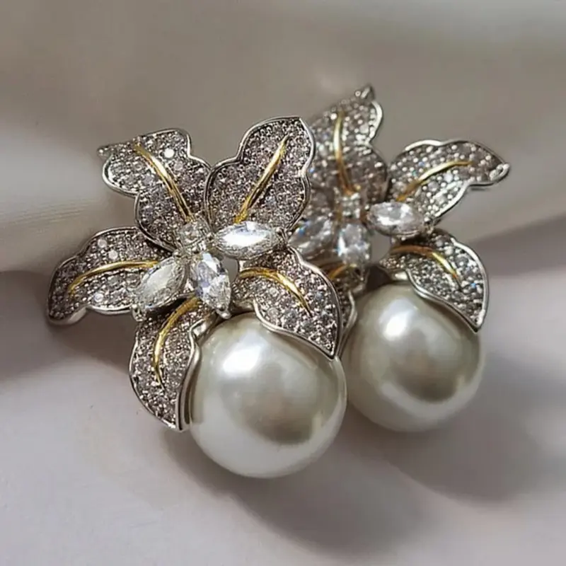 Pendientes florecientes de circonitas y perlas