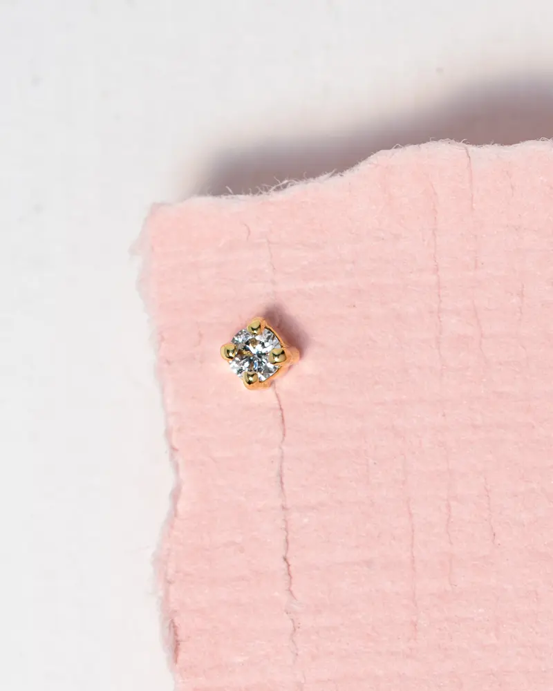 Piercing met een wit diamantje