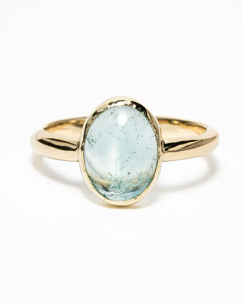 Ring met cabochon aquamarijn