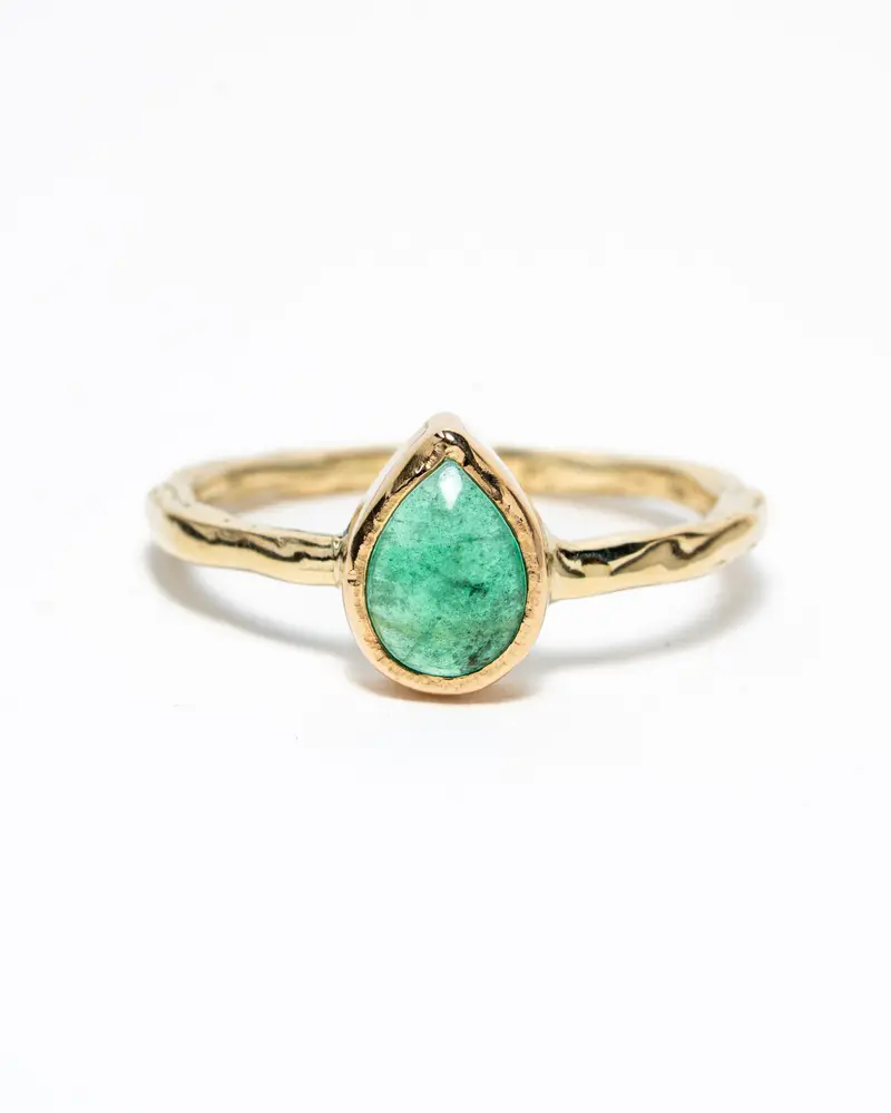 Ring met druppel smaragd