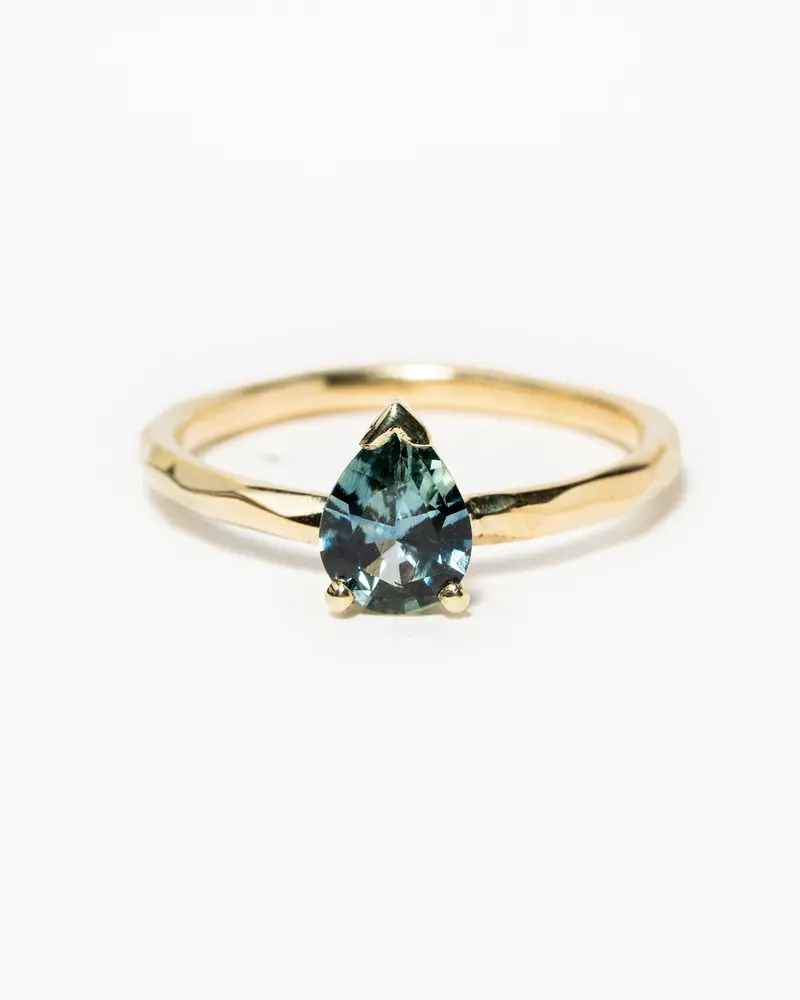 Ring met groenblauwe druppelsaffier