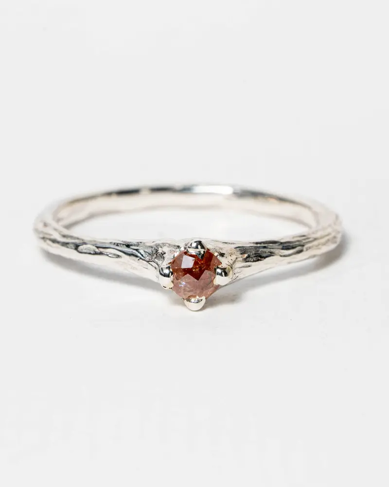 Ring met oranjebruine diamant