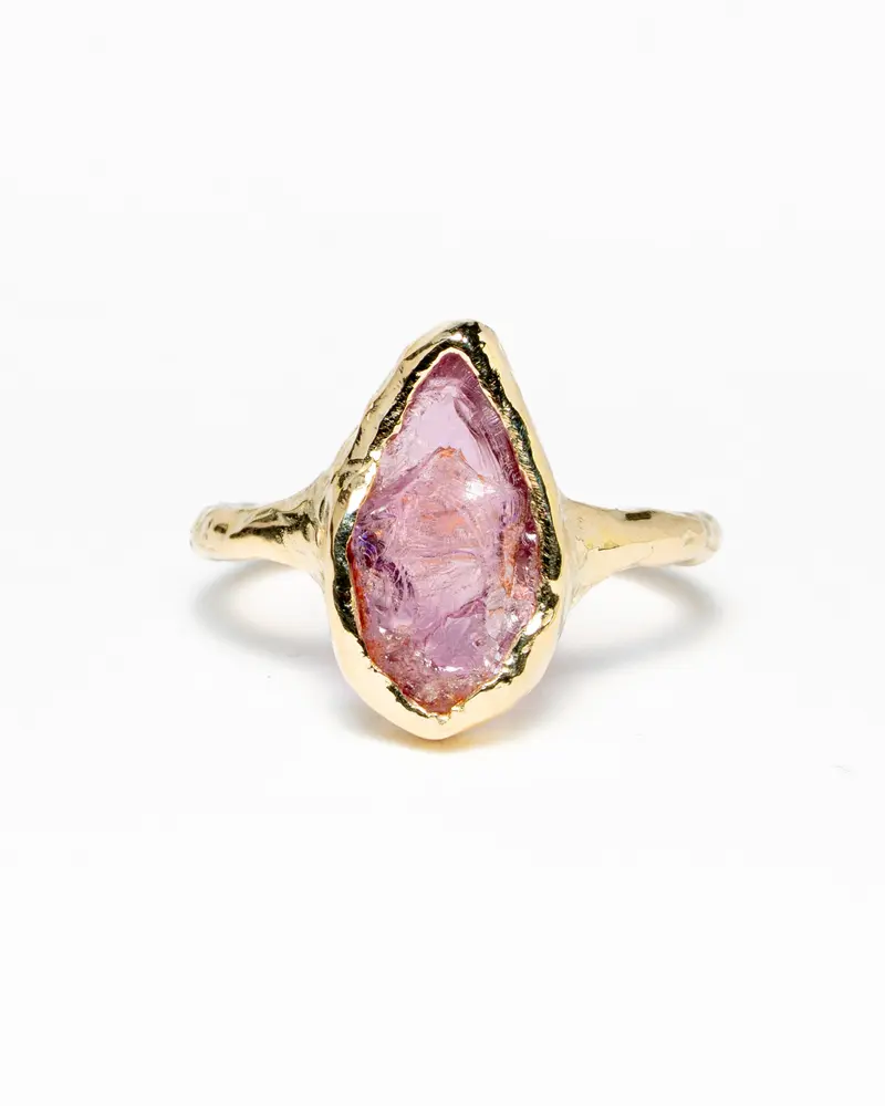 Ring met ruwe spinel kristal