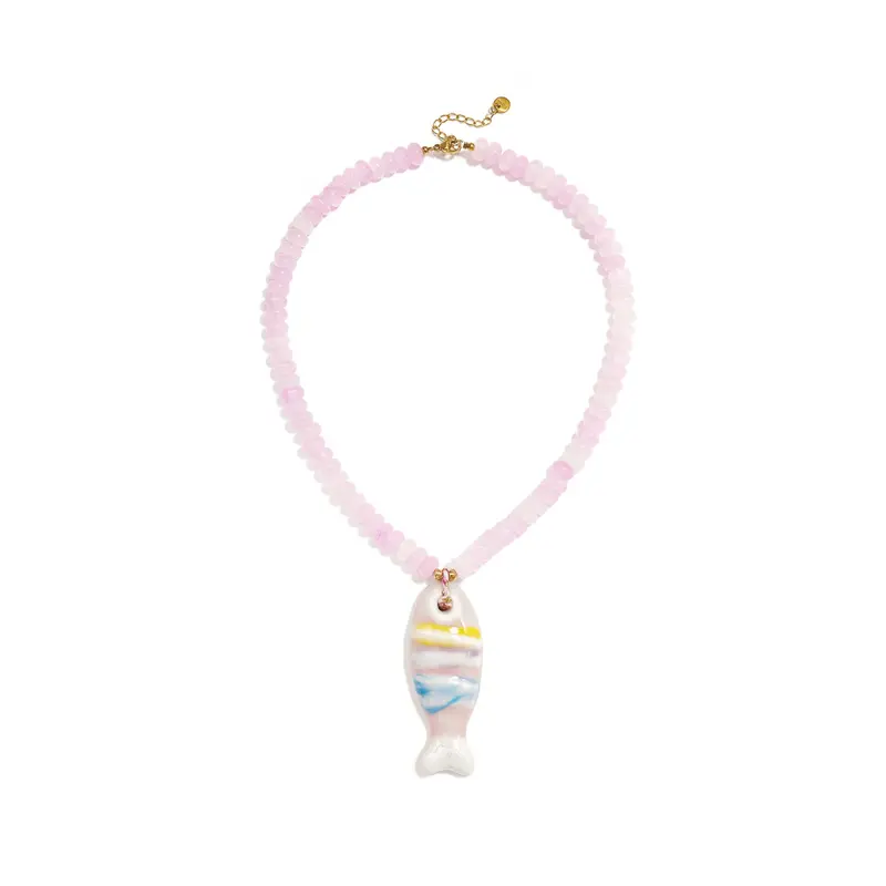Roze kralenketting met roze vis