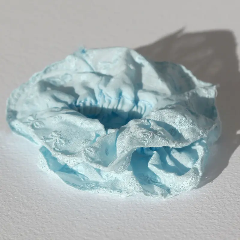 Scrunchie broderie blauw