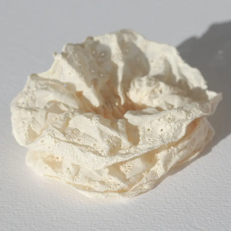 Scrunchie broderie creme