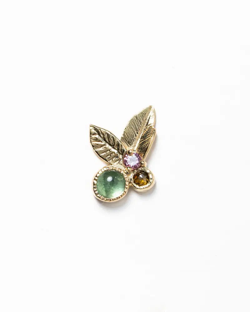 single ear stud met edelstenen cluster en blaadjes