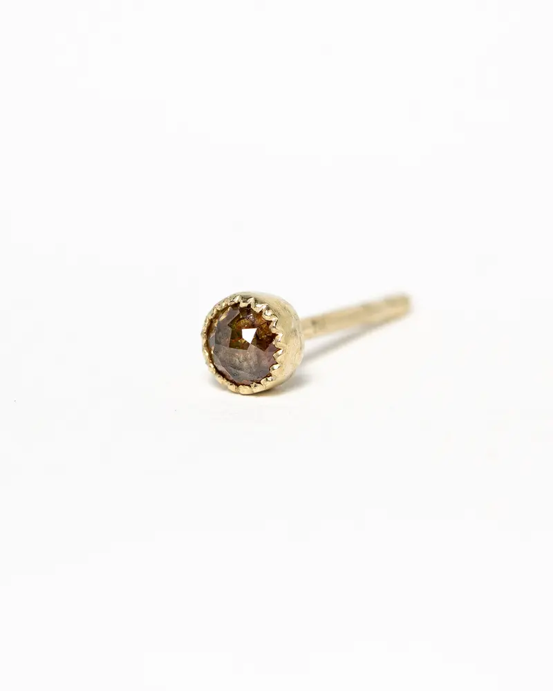 Single stud met reddish brown rosecut diamant
