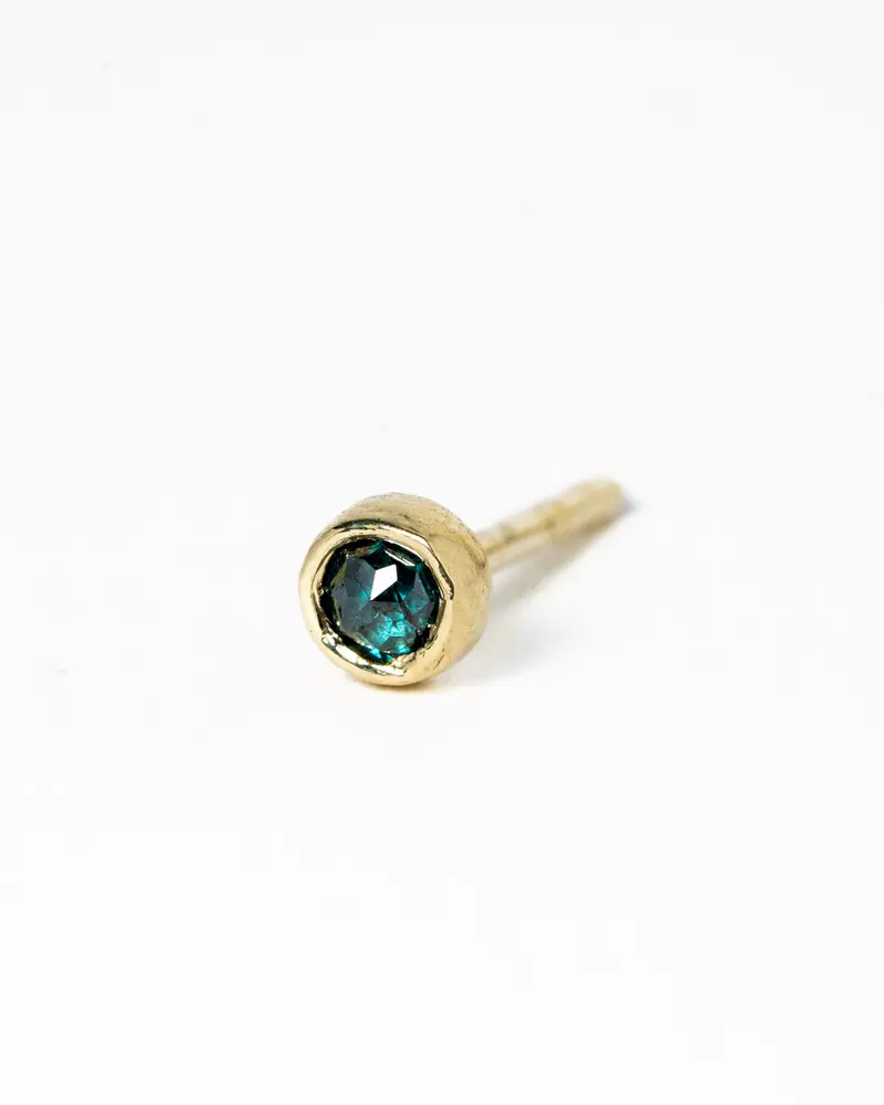 Single stud met rose cut blue diamant