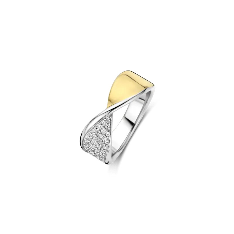 Twisted Zirkonia Ring