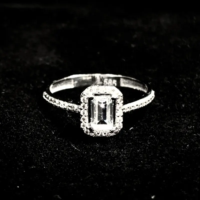 Whispering Emerald Ring - 14 carat gold