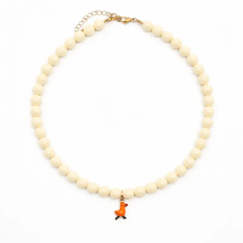 Witte grote kralenketting oranje eend bedel