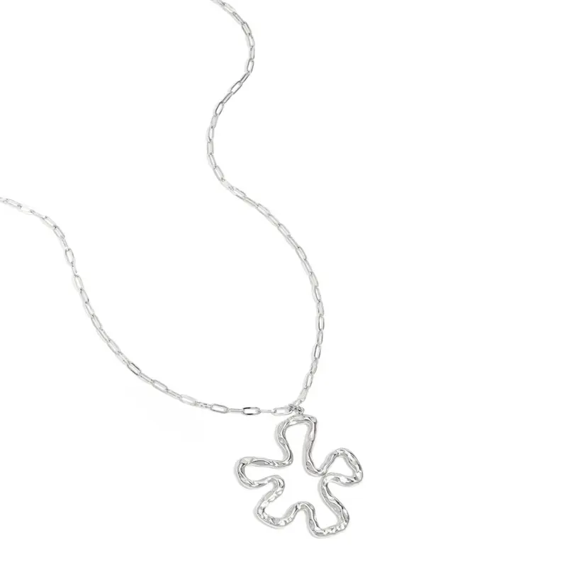 Zilveren ketting met statement bloem
