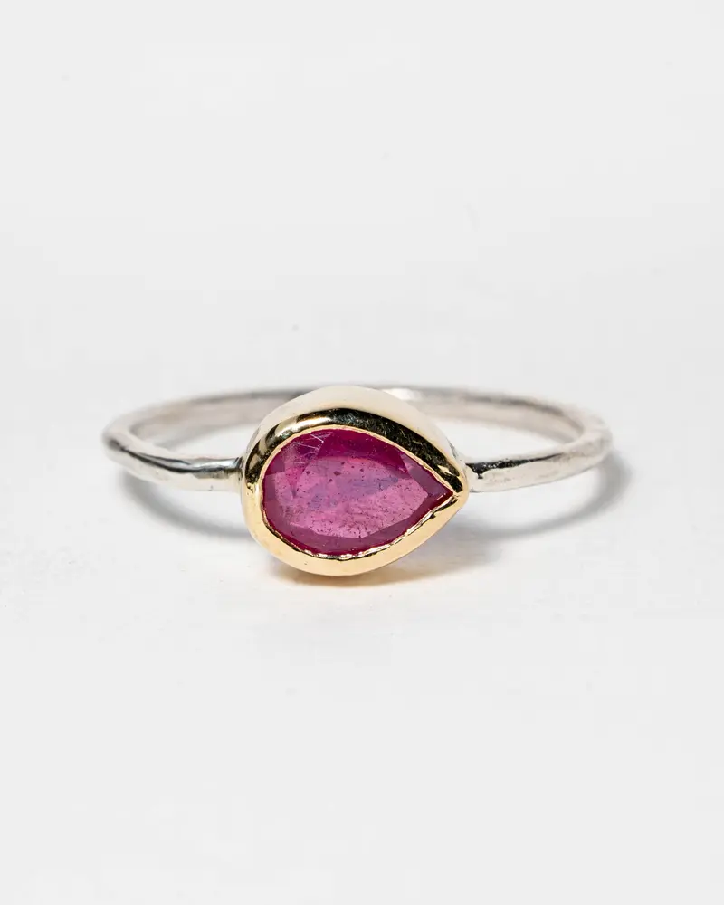 Zilveren ring met roze saffier in goud