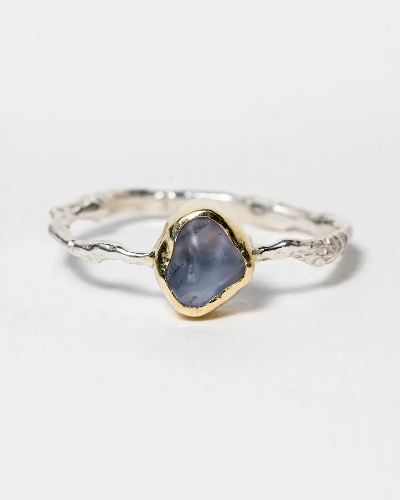 Zilveren ring met ruwe saffier